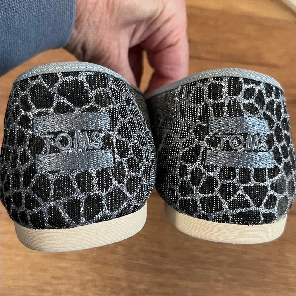 TOMS Women's Black and Silver Patterned Flats